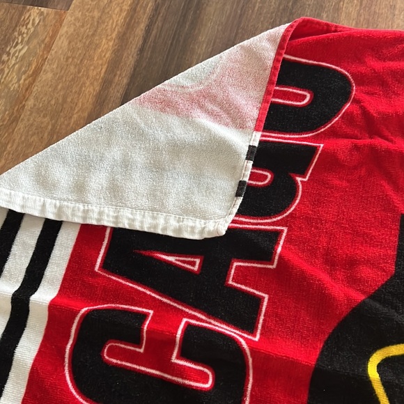 Official NHL Chicago Blackhawks Beach Towel (54x28) - Picture 6 of 7